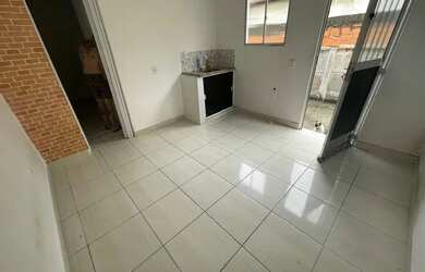 Imagem: A casa possui 1 Dormitório e 1 Banheiro e está localizado
