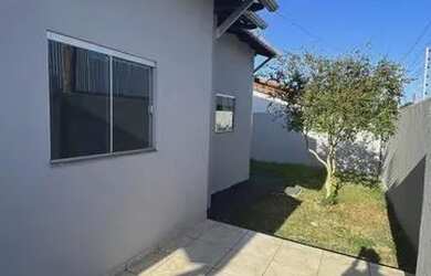 Imagem: A casa possui 2 Dormitórios, 1 Banheiro, 2 Vagas na garagem