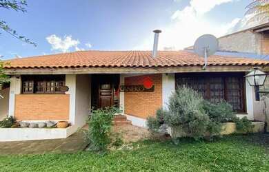 Imagem: A casa possui 2 Dormitórios, 2 Banheiros, 2 Vagas na garagem