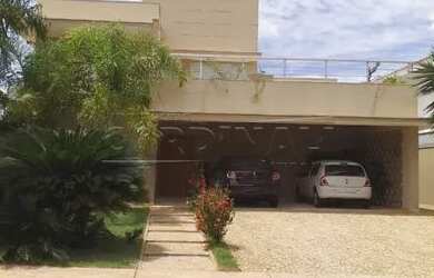 Imagem: A casa em condomínio possui 4 Dormitórios, 1 Banheiro, 4 Vagas