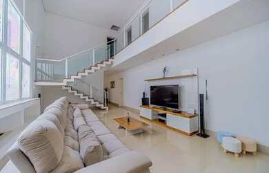 Imagem: A casa em condomínio possui 5 Dormitórios, 5 Banheiros, 401m²