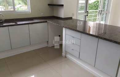 Imagem: A casa em condomínio possui 5 Dormitórios, 5 Banheiros, 4