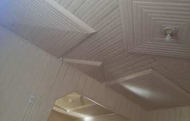 Imagem: A casa possui 4 Dormitórios, 2 Banheiros, 5 Vagas na garagem