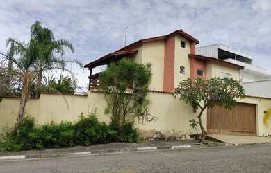 Imagem: A casa possui 4 Dormitórios, 3 Banheiros, 4 Vagas na garagem