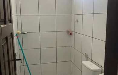 Imagem: A casa possui 1 Dormitório, 1 Banheiro e 2 Vagas na garagem