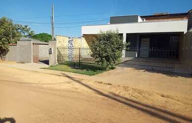 Imagem: A casa possui 2 Dormitórios, 2 Banheiros e está localizado