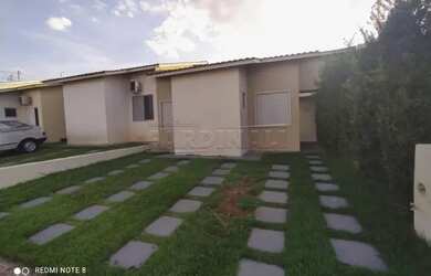 Imagem: A casa em condomínio possui 3 Dormitórios, 1 Banheiro, 2 Vagas