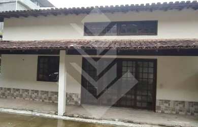 Imagem: A casa possui 4 Dormitórios, 2 Banheiros, 1 Vaga na garagem