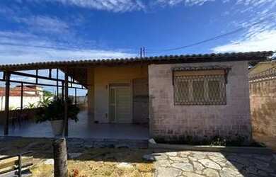 Imagem: A casa possui 3 Dormitórios, 1 Banheiro, 2 Vagas na garagem