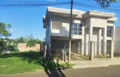 Imagem: A casa possui 4 Dormitórios, 5 Banheiros, 4 Vagas na garagem