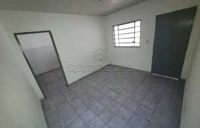 Imagem: A casa possui 1 Dormitório, 1 Banheiro, 1 Vaga na garagem