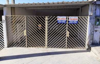 Imagem: A casa possui 3 Dormitórios, 2 Banheiros, 2 Vagas na garagem