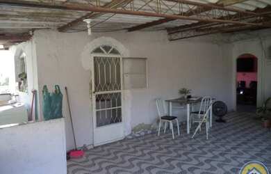 Imagem: A casa possui 2 Dormitórios, 1 Banheiro, 2 Vagas na garagem