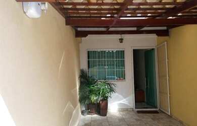 Imagem: A casa possui 1 Dormitório, 1 Banheiro, 1 Vaga na garagem