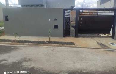 Imagem: A casa possui 2 Dormitórios, 1 Banheiro, 2 Vagas na garagem