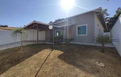 Imagem: A casa possui 3 Dormitórios, 2 Banheiros, 2 Vagas na garagem