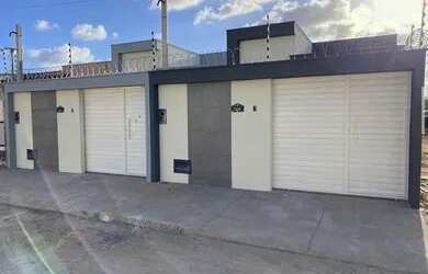 Imagem: A casa possui 3 Dormitórios, 2 Banheiros, 2 Vagas na garagem