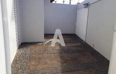 Imagem: A casa possui 1 Dormitório, 1 Banheiro, 1 Vaga na garagem