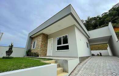 Imagem: A casa possui 3 Dormitórios, 3 Banheiros, 1 Vaga na garagem