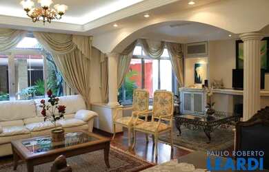 Imagem: A casa possui 5 Dormitórios, 5 Banheiros, 5 Vagas na garagem