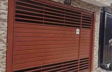 Imagem: A casa possui 3 Dormitórios, 3 Banheiros, 2 Vagas na garagem