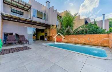 Imagem: A casa possui 2 Dormitórios, 1 Banheiro, 2 Vagas na garagem