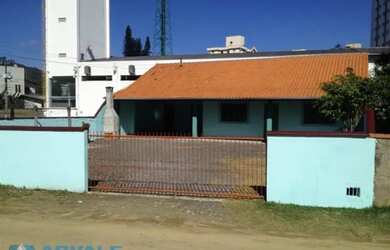 Imagem: A casa possui 3 Dormitórios, 3 Banheiros, 2 Vagas na garagem