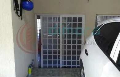 Imagem: A casa possui 2 Dormitórios, 2 Banheiros, 2 Vagas na garagem