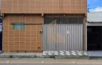 Imagem: A casa possui 3 Dormitórios, 3 Banheiros, 2 Vagas na garagem