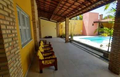 Imagem: A casa possui 3 Dormitórios, 5 Vagas na garagem e está localizado