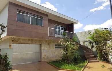 Imagem: A casa possui 4 Dormitórios, 4 Banheiros, 5 Vagas na garagem