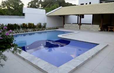 Imagem: A casa possui 4 Dormitórios, 5 Banheiros, 5 Vagas na garagem