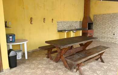 Imagem: A casa possui 3 Dormitórios, 4 Banheiros, 5 Vagas na garagem