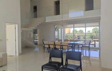 Imagem: A casa em condomínio possui 5 Dormitórios, 3 Banheiros, 1