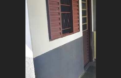 Imagem: A casa possui 1 Dormitório, 1 Banheiro, 1 Vaga na garagem e