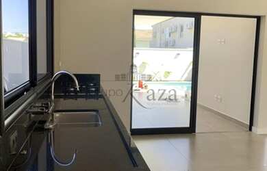 Imagem: A casa em condomínio possui 4 Dormitórios, 5 Banheiros, 2