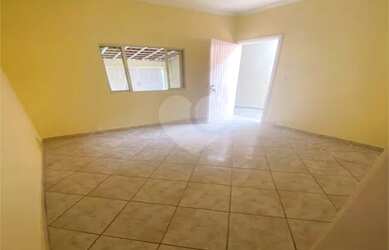 Imagem: A casa possui 2 Dormitórios, 1 Banheiro, 2 Vagas na garagem