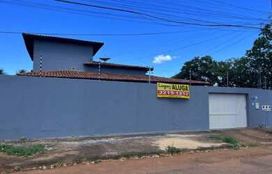 Imagem: A casa possui 3 Dormitórios, 2 Banheiros, 5 Vagas na garagem