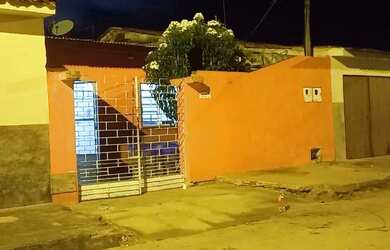 Imagem: A casa possui 3 Dormitórios, 2 Banheiros, 1 Vaga na garagem