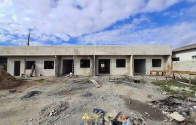 Imagem: A casa possui 2 Dormitórios, 1 Banheiro, 2 Vagas na garagem