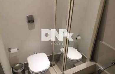 Imagem: A casa possui 5 Dormitórios, 3 Banheiros, 2 Vagas na garagem