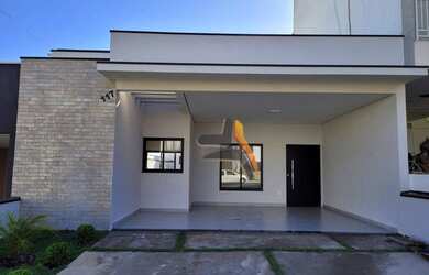 Imagem: A casa em condomínio possui 3 Dormitórios, 1 Banheiro, 4 Vagas