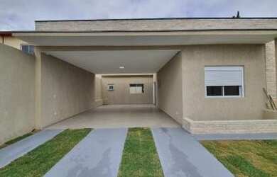 Imagem: A casa possui 3 Dormitórios, 2 Banheiros, 5 Vagas na garagem