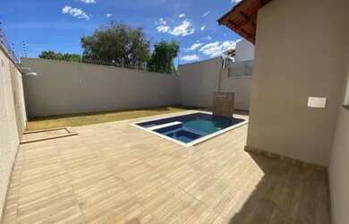 Imagem: A casa possui 3 Dormitórios, 3 Banheiros, 4 Vagas na garagem