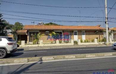 Imagem: A casa possui 5 Dormitórios, 3 Banheiros, 4 Vagas na garagem