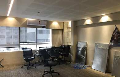 Imagem: O depósito possui 3 Vagas na garagem e 135m² de Área e está