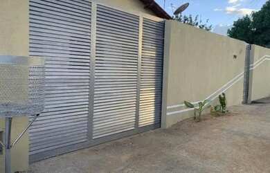 Imagem: A casa possui 3 Dormitórios, 2 Banheiros, 2 Vagas na garagem