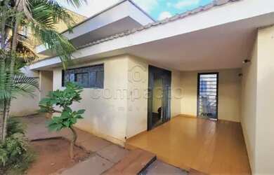 Imagem: A casa possui 3 Dormitórios, 1 Banheiro, 2 Vagas na garagem