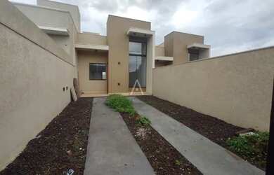 Imagem: A casa possui 2 Dormitórios, 1 Banheiro, 2 Vagas na garagem