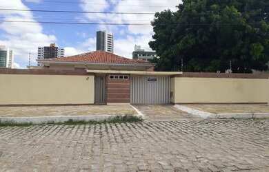 Imagem: A casa possui 4 Dormitórios, 3 Banheiros, 5 Vagas na garagem